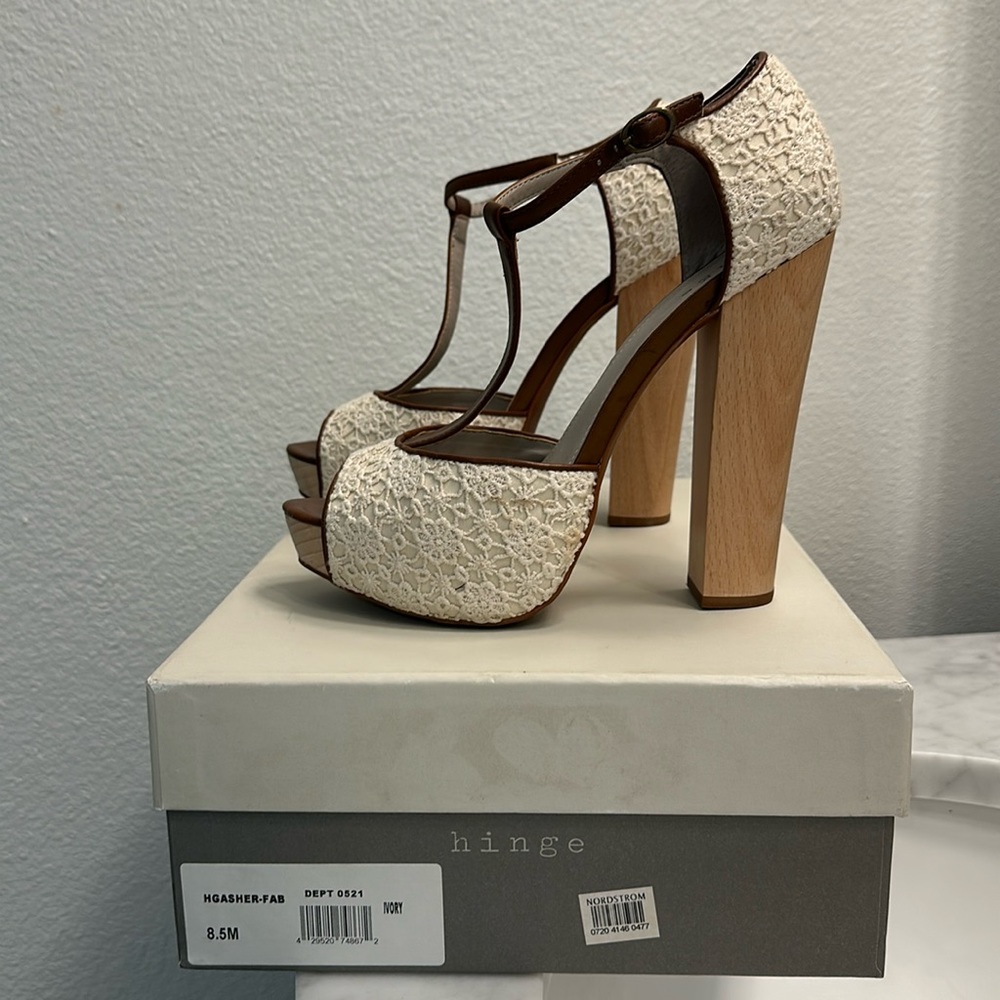 Lace platform heels Hinge size 8.5